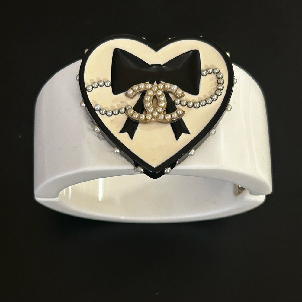 CHANEL Pearls Ivory and Black Heart Bracelet